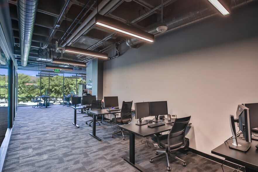 More Photos Of 2625 Townsgate Rd, Westlake Village Office For Lease