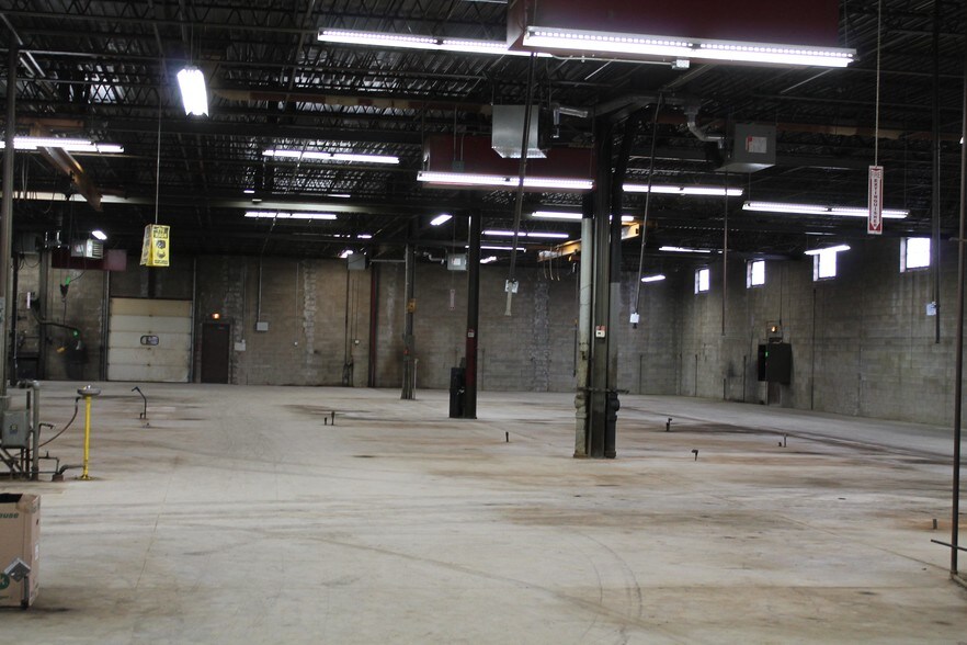 More Photos Of 11133 W Rogers St, Milwaukee Manufacturing For Lease