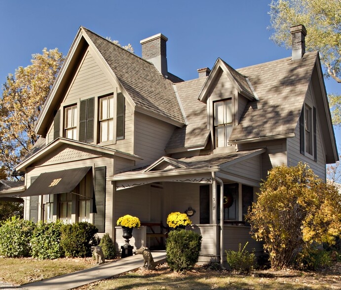Primary Photo Of 318 W Walnut St, Raymore Freestanding For Sale