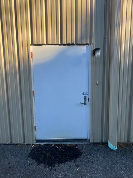 More Photos Of 161 Prosperity Dr, Winchester Showroom For Lease