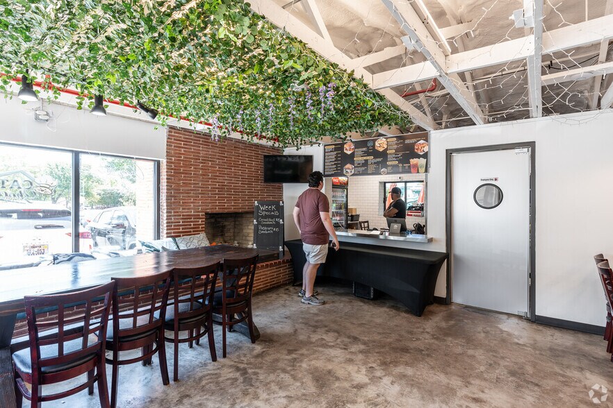 More Photos Of 2910 S Beckley Ave, Dallas Storefront Retail Office For Lease