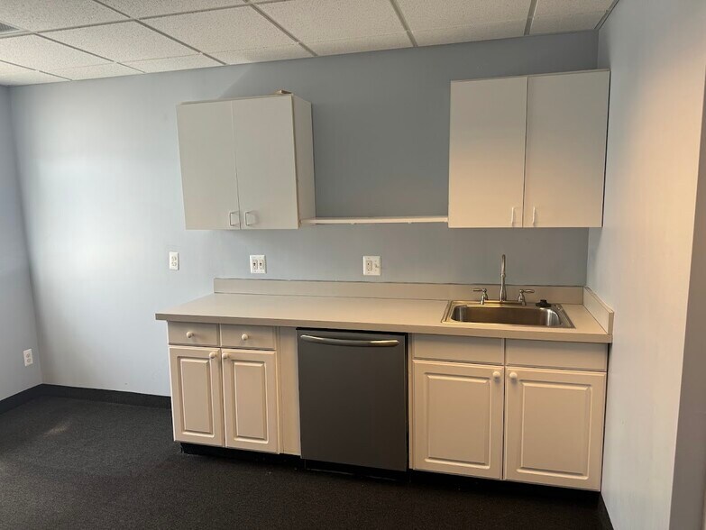 More Photos Of 36385-36405 Harper Ave, Clinton Township Medical For Lease