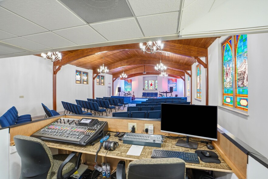 More Photos Of 8075 Lone Star Rd, Jacksonville Religious Facility For Sale