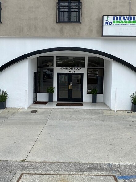 More Photos Of 2233 Honolulu Ave, Montrose Office For Lease