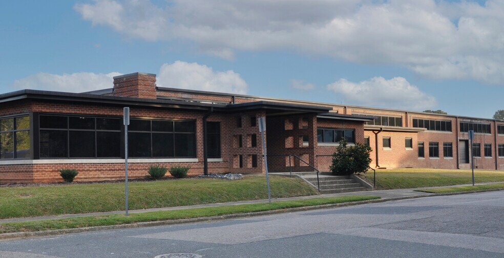 Primary Photo Of 633 Chatham St, Sanford Manufacturing For Lease