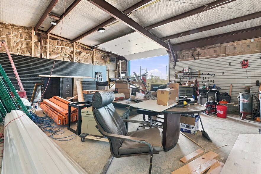More Photos Of 1801 13th St, Levelland Light Distribution For Sale