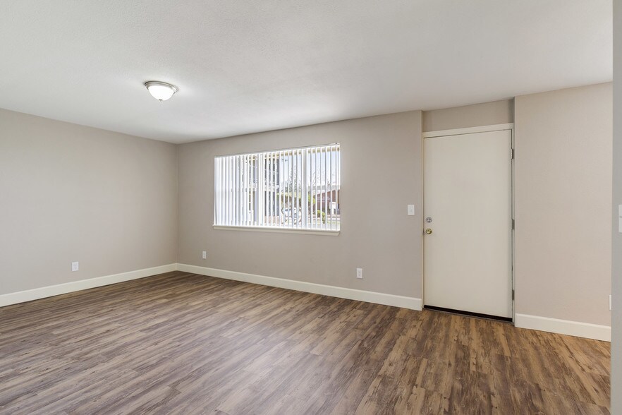 More Photos Of 146 Del Mar Cir, Aurora Apartments For Sale