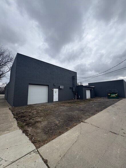 More Photos Of 2189 Eureka Rd, Wyandotte General Retail For Lease