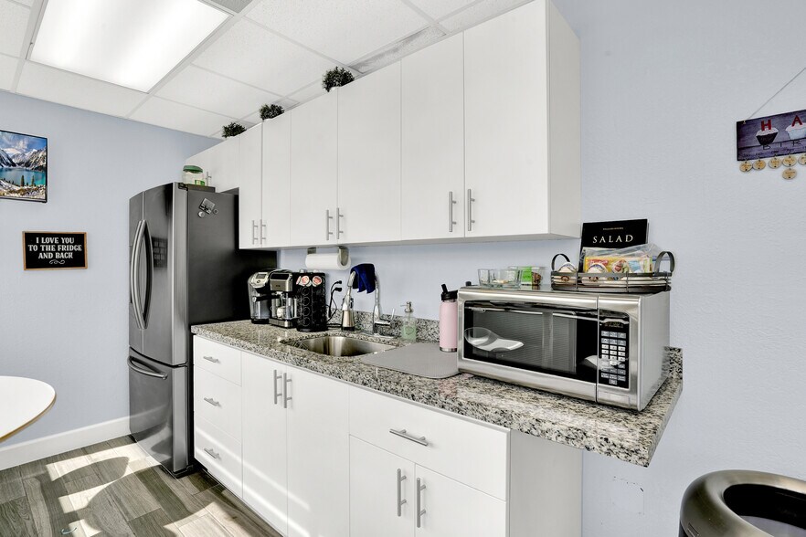 More Photos Of 8370 W Flagler St, Miami Medical For Lease