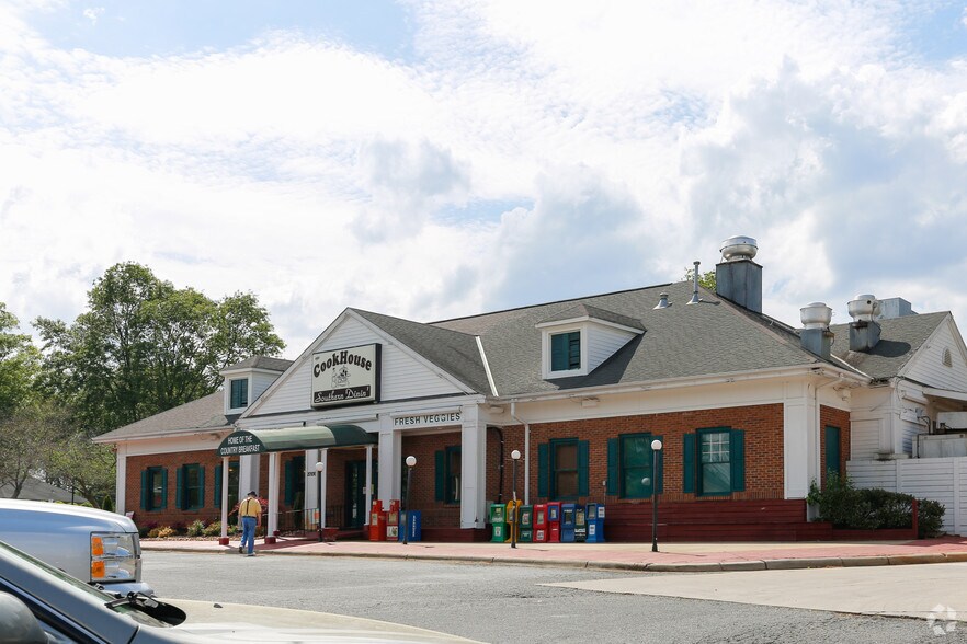 Primary Photo Of 20936 Torrence Chapel Rd, Cornelius Restaurant For Sale