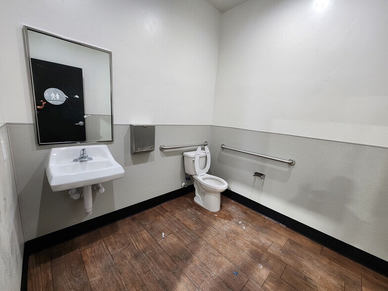 More Photos Of 965 Barstow Ave, Clovis Industrial For Lease