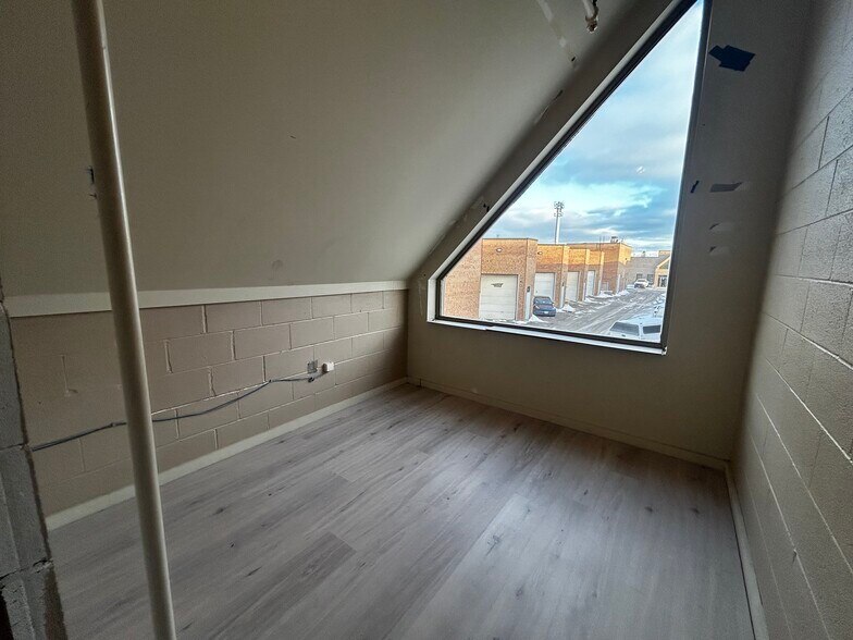 More Photos Of 1105 Crestlawn Dr, Mississauga Industrial For Lease