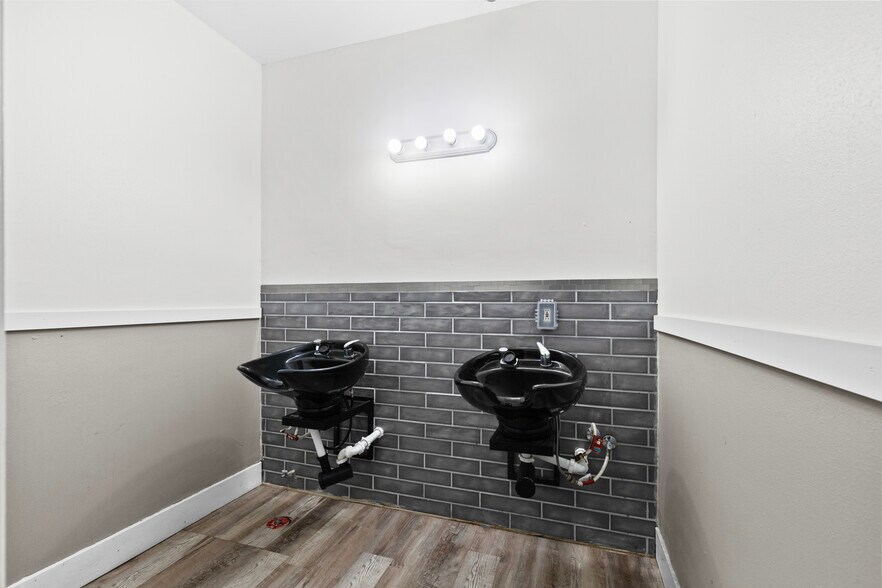 More Photos Of 7161 N 43rd St, Milwaukee Office For Sale