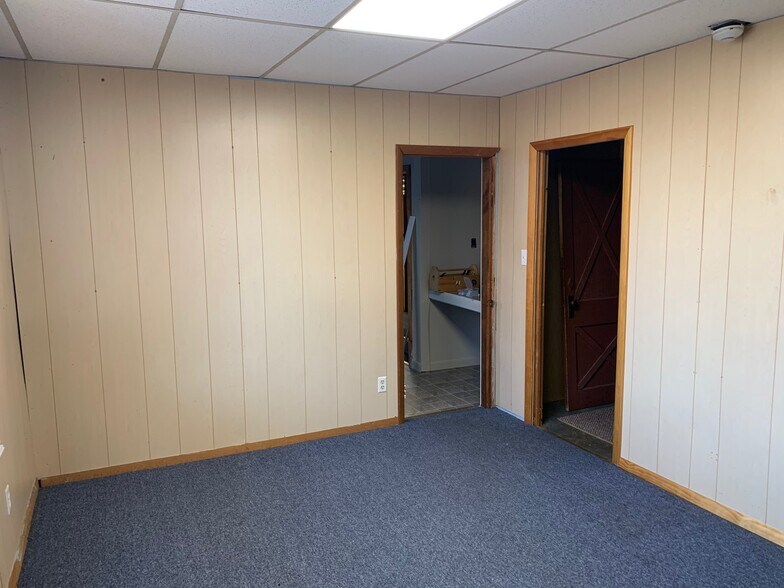 More Photos Of 1049 Tiogue Ave, Coventry Showroom For Lease