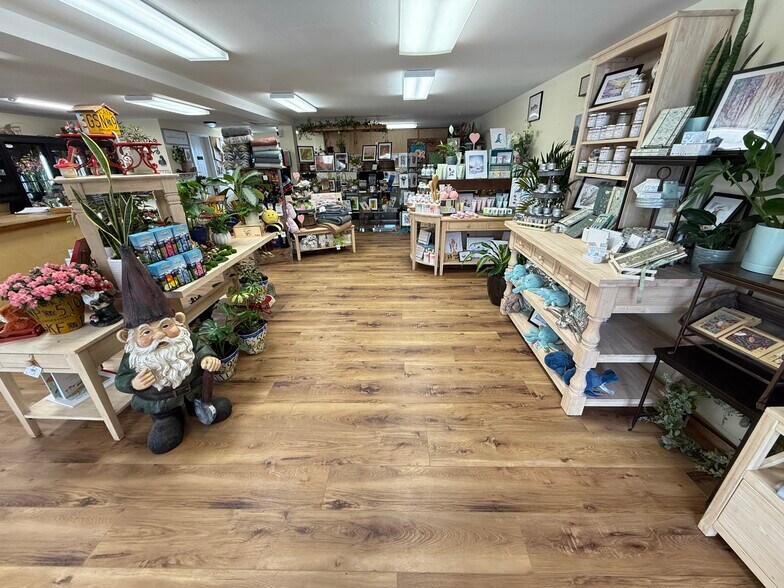 More Photos Of 307 N Nordic Dr, Petersburg Storefront For Sale