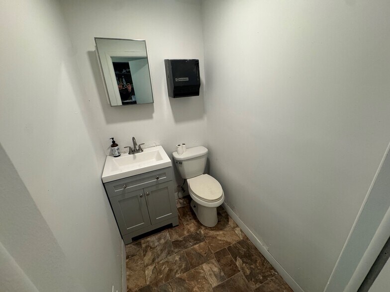 More Photos Of 1401 Clipper Heights, Baltimore Warehouse For Sale