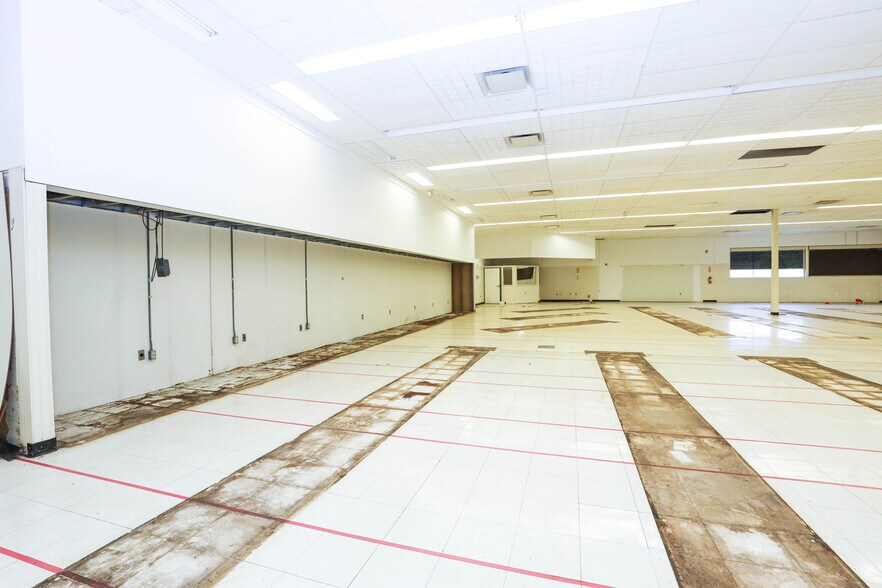 More Photos Of 902 N Lewis St, Glenville Drugstore For Lease