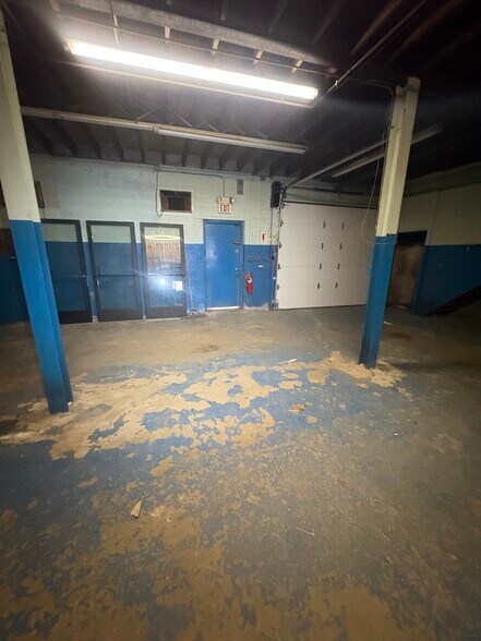 More Photos Of 2189 Eureka Rd, Wyandotte General Retail For Lease