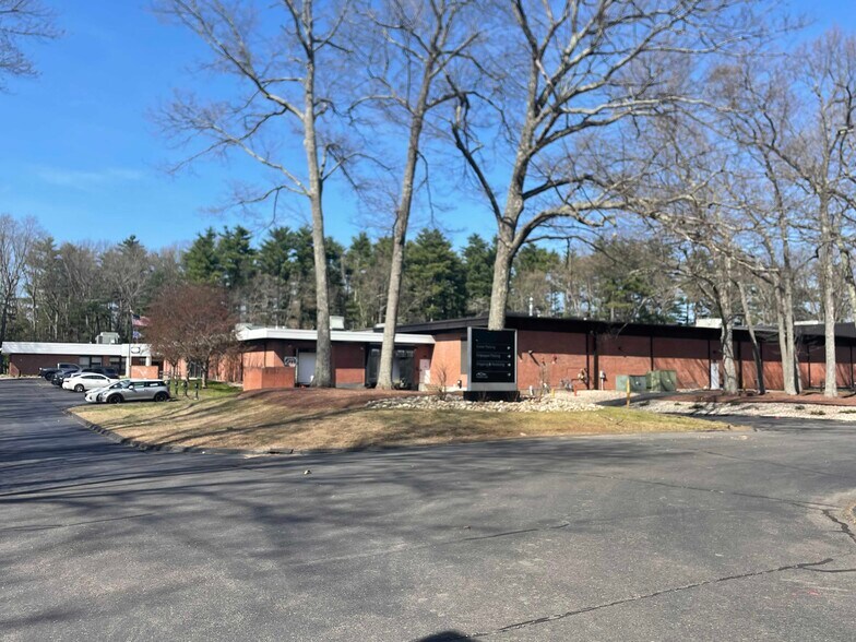 Primary Photo Of 50 Tower Ln, Avon Light Manufacturing For Lease