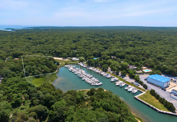 Primary Photo Of 313 Three Mile Harbor Rd, East Hampton Restaurant For Lease