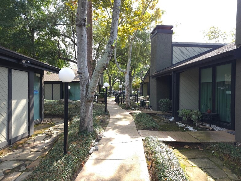 More Photos Of 14343 Torrey Chase Blvd, Houston Office For Sale