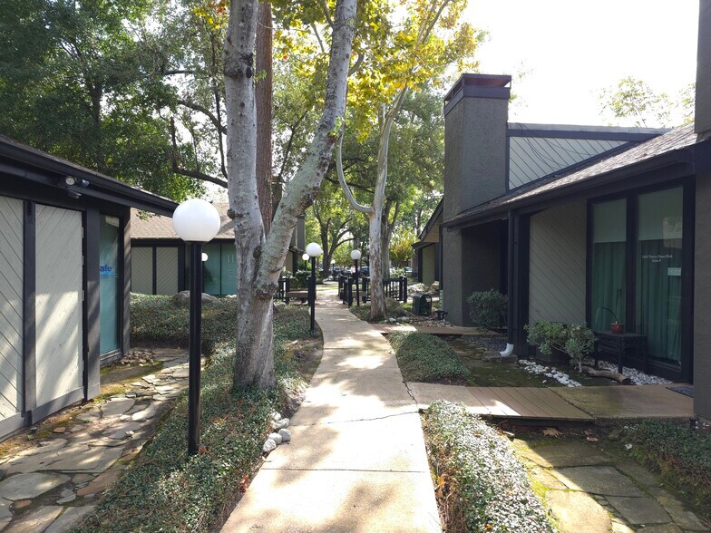 More Photos Of 14343 Torrey Chase Blvd, Houston Office For Sale