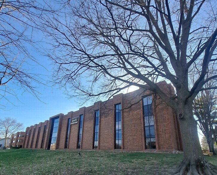 More Photos Of 9302 N Meridian St, Indianapolis Office For Lease