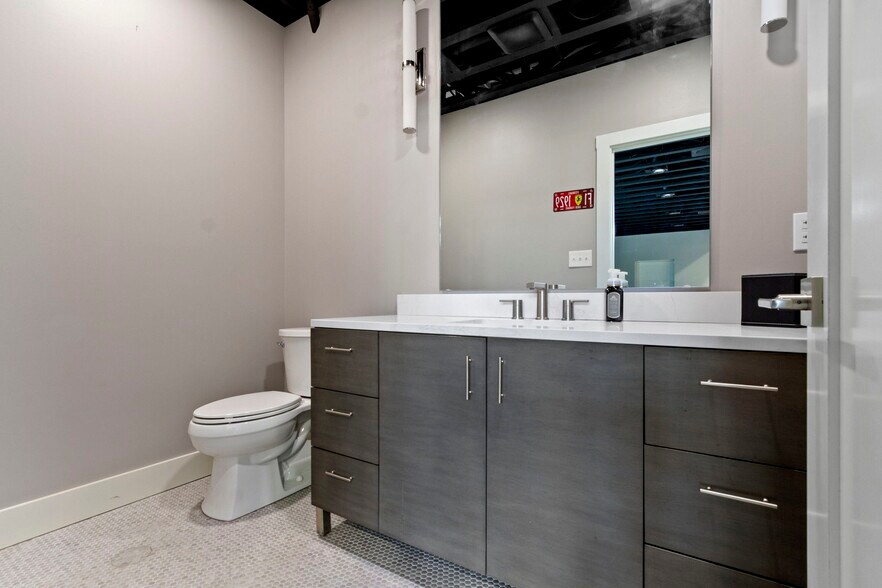 More Photos Of 17745 Motor District Cir, Westfield Showroom For Sale