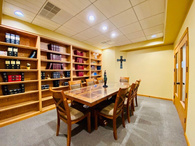 More Photos Of 1401 N Truman Blvd, Festus Office For Lease