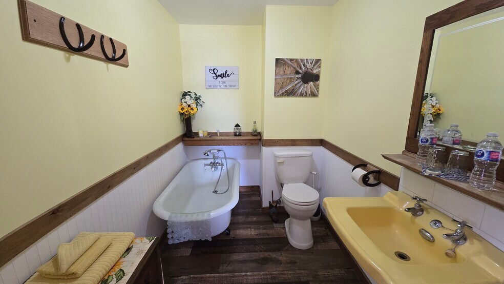 More Photos Of 1080 Stack Valley Rd, Cariboo Hotel For Sale