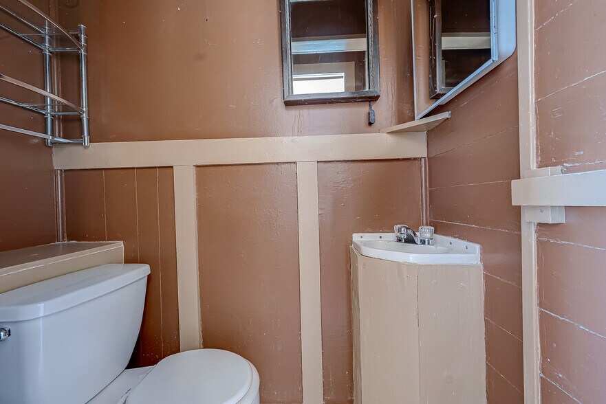 More Photos Of 1502 Main St, Seabrook Office Residential For Lease