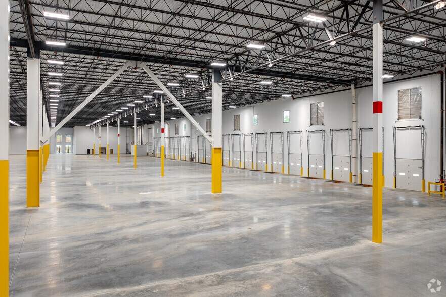 More Photos Of 7995 Bowen Road, Palmetto Distribution For Lease