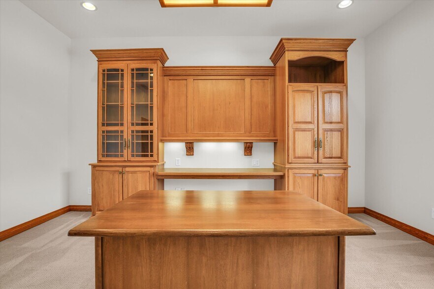 More Photos Of 606 W Oak St, Fairbury Office For Sale