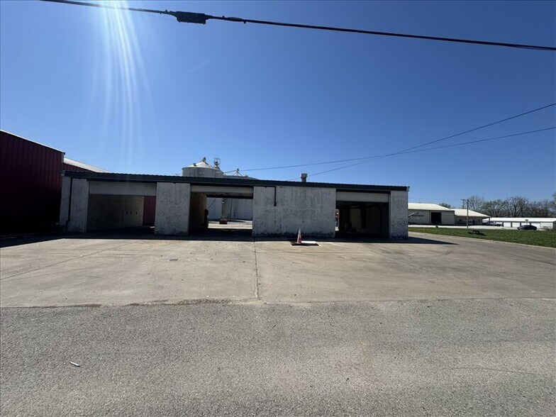 More Photos Of 204 Maple St, Clarence Carwash For Sale