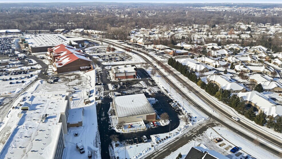 More Photos Of 5511 Coventry Ln, Fort Wayne Freestanding For Sale