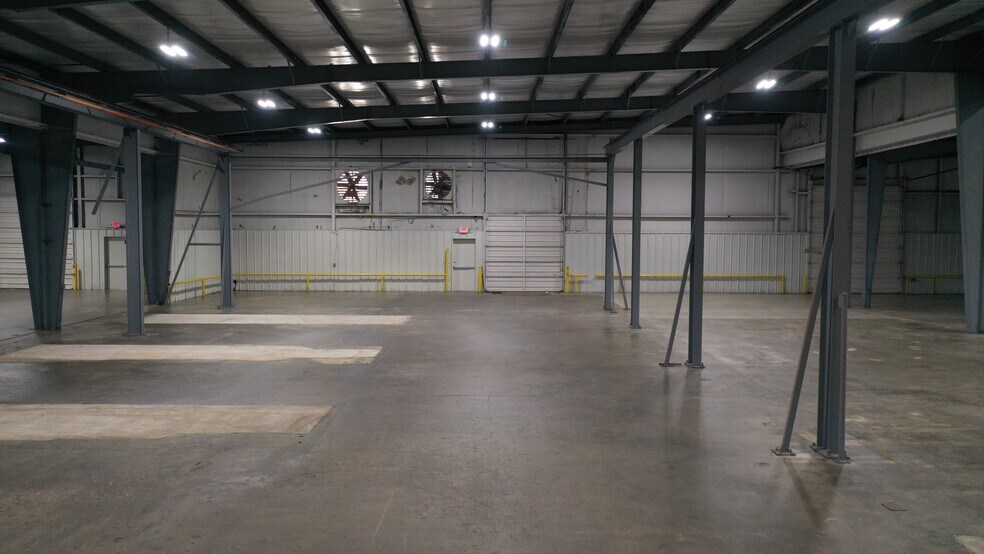 More Photos Of 600 S Loop 485, Gladewater Manufacturing For Lease
