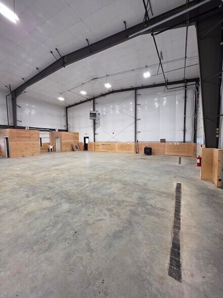More Photos Of 220 Sturbridge Rd, Charlton Industrial For Lease