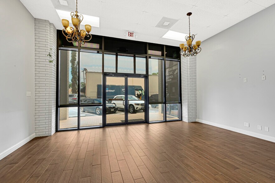 More Photos Of 12649-12655 Memorial Dr, Houston Storefront For Lease
