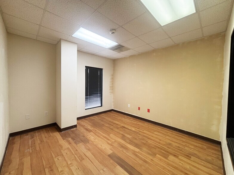 More Photos Of 6220 Hacker Bend Ct, Winston-Salem Flex For Lease