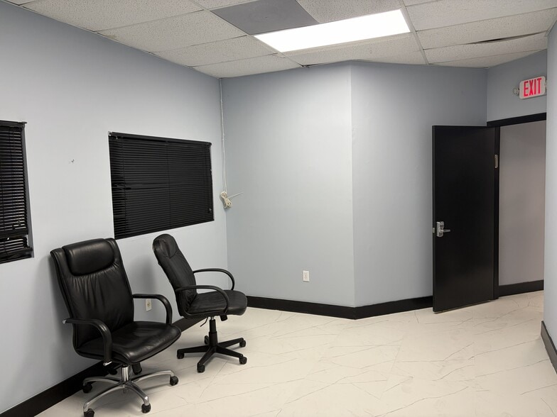 More Photos Of 2649 S Park Rd, Hallandale Warehouse For Lease