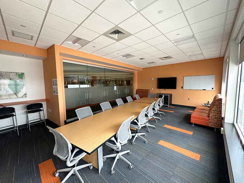 More Photos Of 550 Center St, Auburn Freestanding For Lease