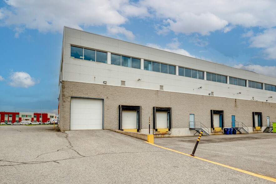 More Photos Of 4451-4479 Laval Aut W, Laval Showroom For Lease