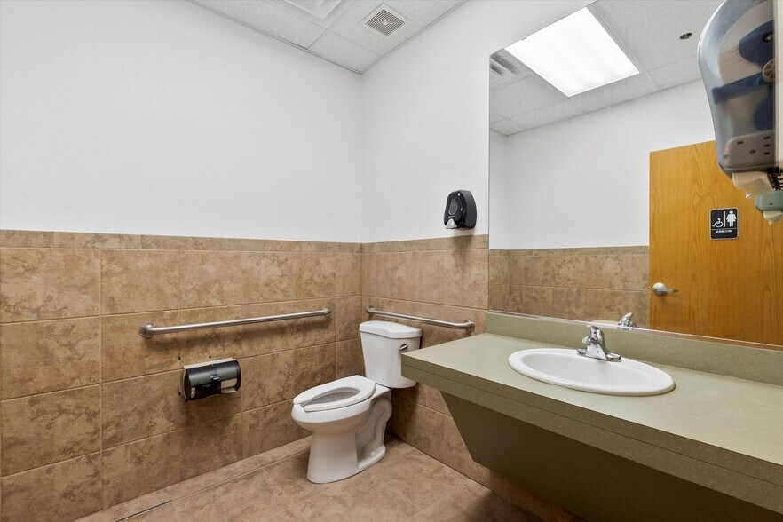 More Photos Of 820 S Central Expy, Anna Warehouse For Sale