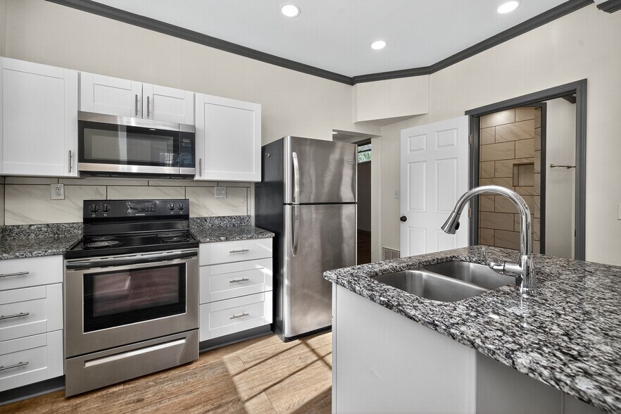 More Photos Of 102 W High St, Lexington General Retail For Sale