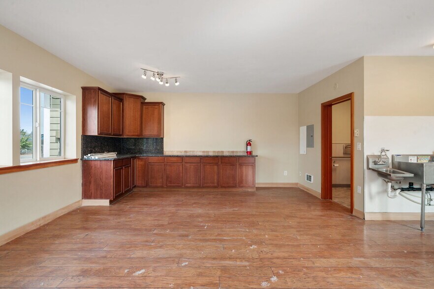 More Photos Of 261043 101 Hwy, Sequim Office For Lease