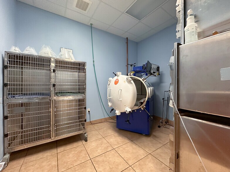 More Photos Of 6580 69th St, Vero Beach Veterinarian Kennel For Sale