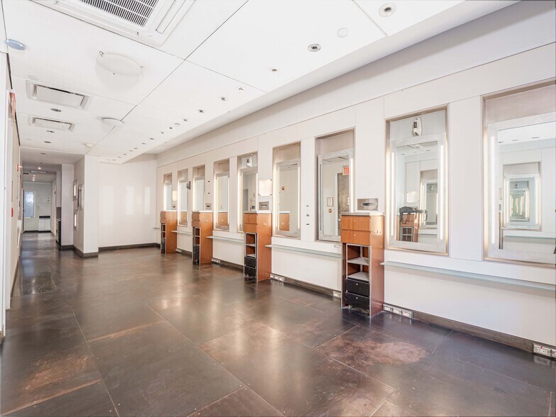 More Photos Of 108 E 60th St, New York Storefront Retail Office For Sale