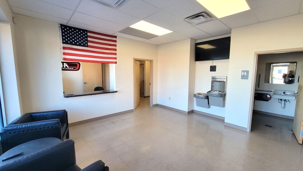 More Photos Of 29 Carle St, Kingston General Retail For Lease