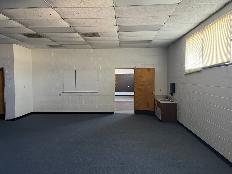 More Photos Of 6612 Arlington Expy, Jacksonville Schools For Lease