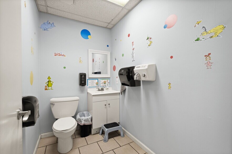 More Photos Of 1990 NW In-337, Corydon Medical For Sale